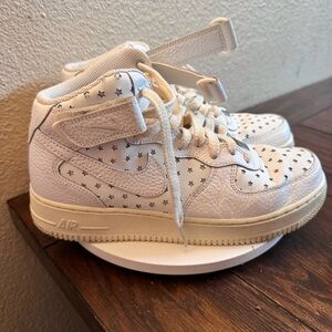 WMNS NIKE AIR FORCE 1 MID WHITE-COCONUT MILK "CUT OUT STARS" SZ 9 [DV3451-100]
